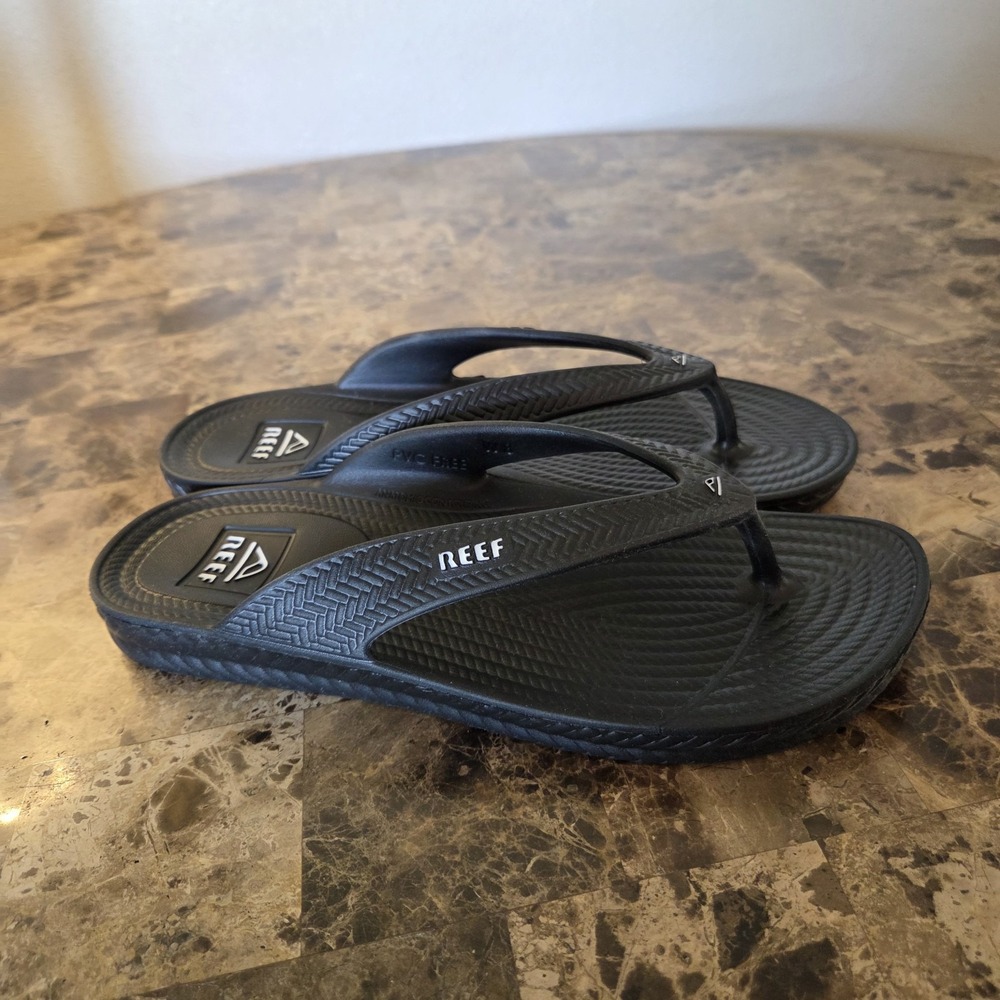 Reef Women's Water Court Thong Flip Flop Sandals black Size 8 beach vacation
